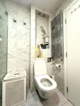 Moderno opremljeno kupatilo sa wc šoljom i mermernim pločicama. - image 11