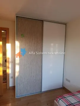 Spavaća soba sa velikim ugradnim ormanom sa kliznim vratima. - image 12