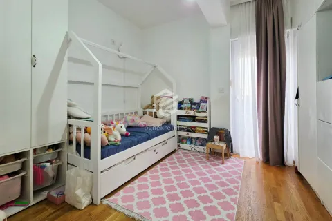 Dječja soba sa bijelim krevetom, plakarom i tepihom sa uzorkom. - image 6