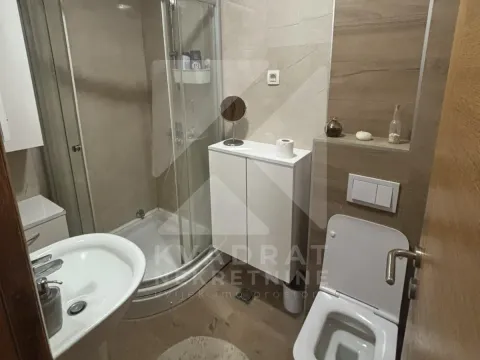 Moderno opremljeno kupatilo sa tuš kabinom, umivaonikom i toaletom. - image 3
