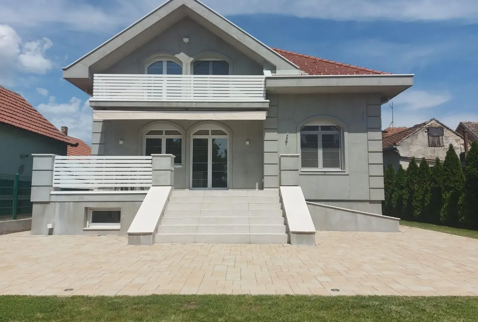 Prodaja, kuća, 380m², Centar, Inđija