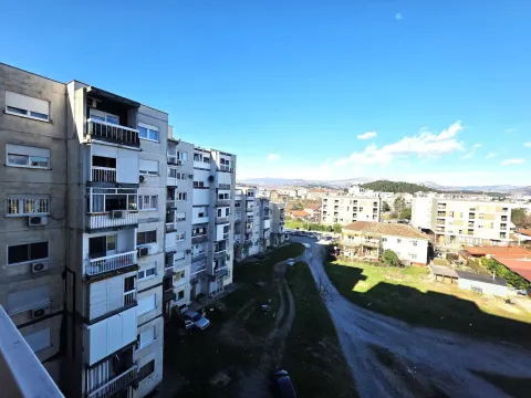 Pogled sa terase na stambene zgrade i okolno naselje. - image 5