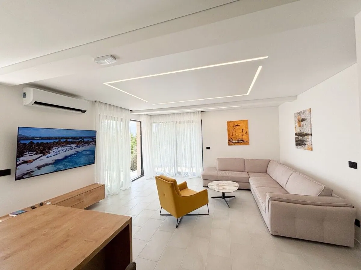 Rent, house, 330m², Centar, Tivat