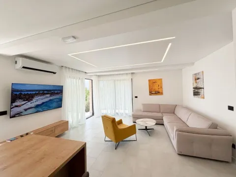 Izdavanje, kuća, 330m², Centar, Tivat - image 15