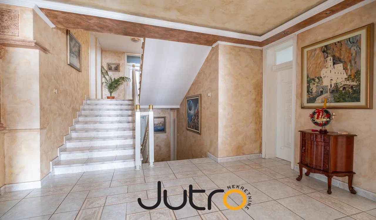 Prodaja, kuća, 930m², Tološi, Podgorica