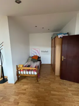 Manja spavaća soba sa krevetom i drvenim ormarom. - image 14
