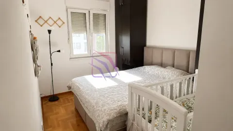 Spavaća soba sa bračnim krevetom, krevetcem i ormarom. - image 8