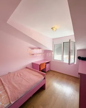 Dječja soba sa krevetom, radnim stolom i krovnim prozorom. - image 4