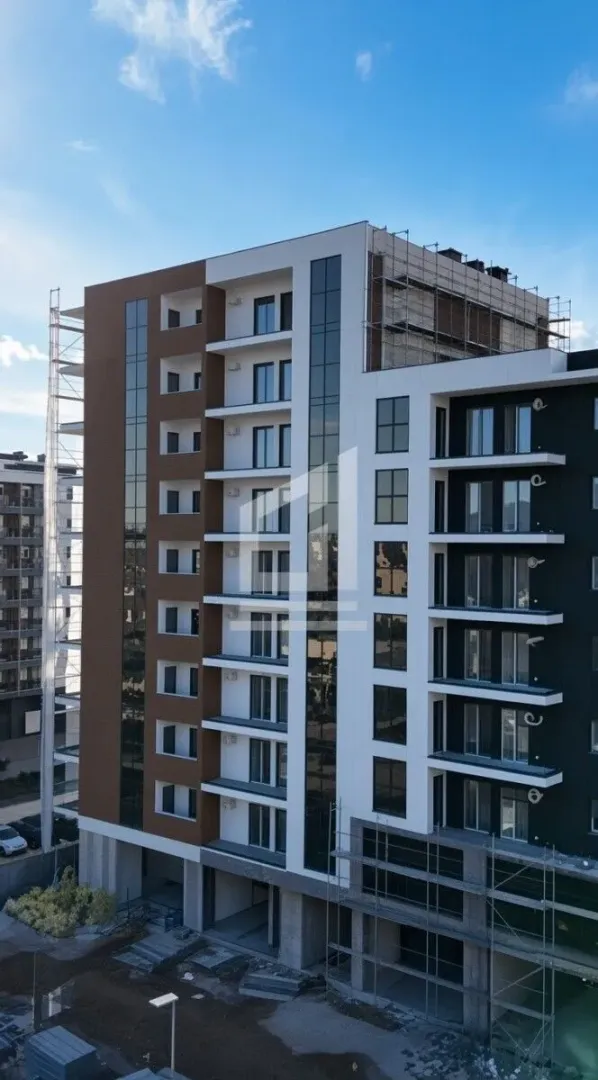 Pogled na spoljašnjost moderne višespratne stambene zgrade.