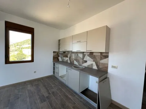 Svijetla kuhinja sa modernim elementima i ugrađenom sudoperom. - image 5