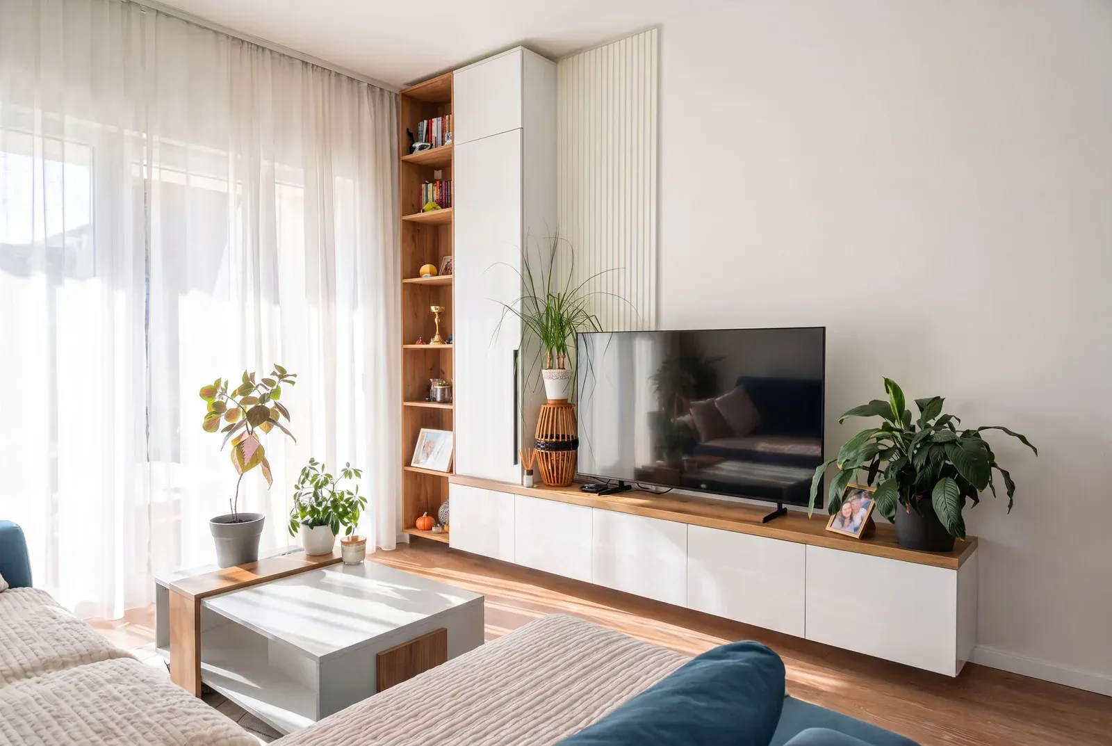 Svijetao dnevni boravak sa modernim namještajem i televizorom.