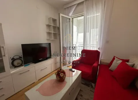 Dnevna soba sa garniturom, televizorom i izlazom na terasu. - image 6