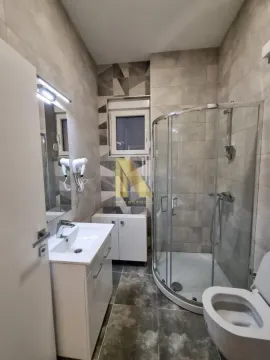 Moderno kupatilo sa tuš kabinom, umivaonikom i WC šoljom. - image 13