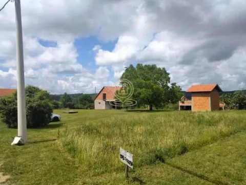 Pogled na prostrano dvorište sa kućom i pomoćnim objektom. - image 5