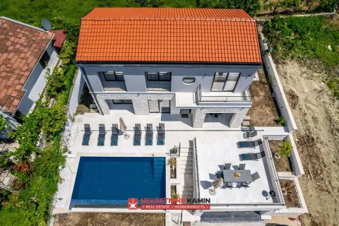 Pogled iz vazduha na dvorište kuće sa bazenom i terasom. - image 2