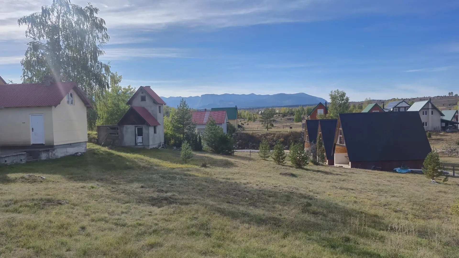 Pogled na vikendice i prirodu u okolini.