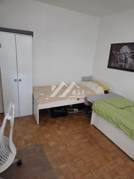 Dečja soba sa dva kreveta, ormarom i radnim stolom. - image 7