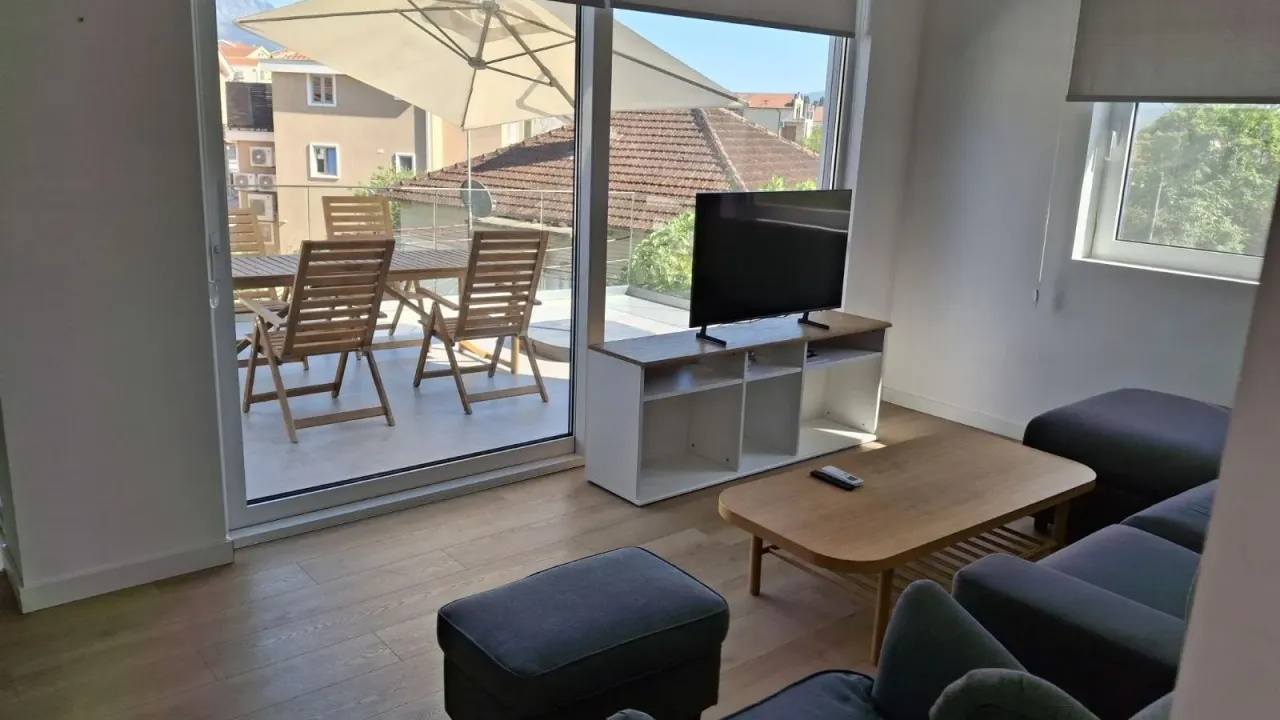 Izdavanje, dvosoban stan, 66m², Centar, Tivat