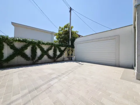 Izdavanje, kuća, 215m², Drac, Podgorica - image 21