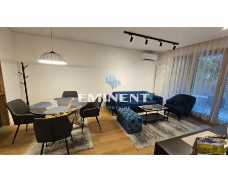 Prostrana dnevna soba sa trpezarijom i modernim nameštajem. - image 2