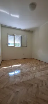 Prazna soba sa parketom i otvorenim prozorom. - image 16