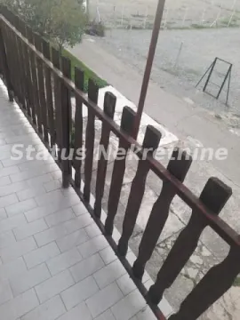 Balkon sa drvenom ogradom i pogledom na dvorište. - image 9