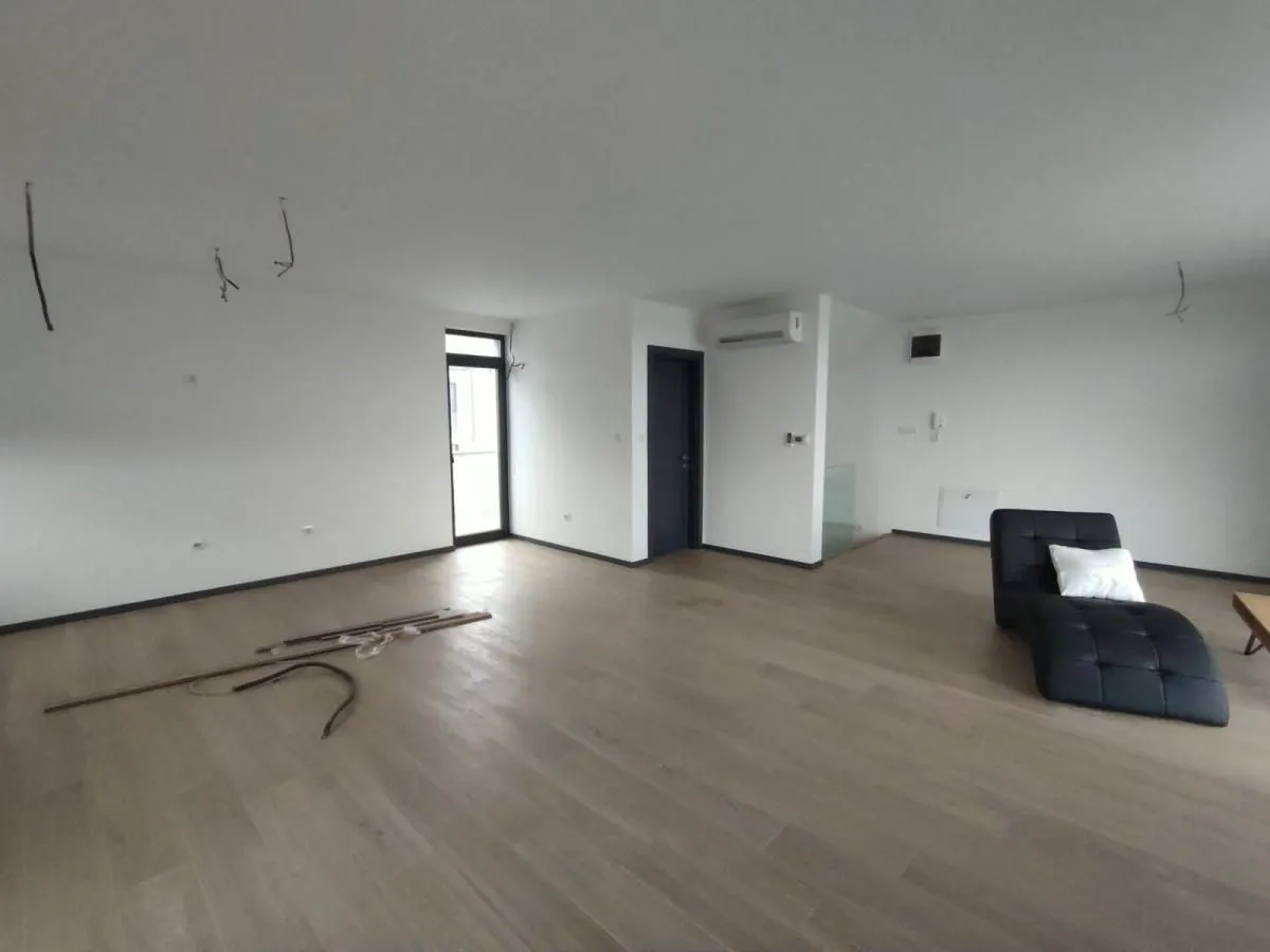 Izdavanje, četvorosoban stan, 200m², Sremska Kamenica, Petrovaradin