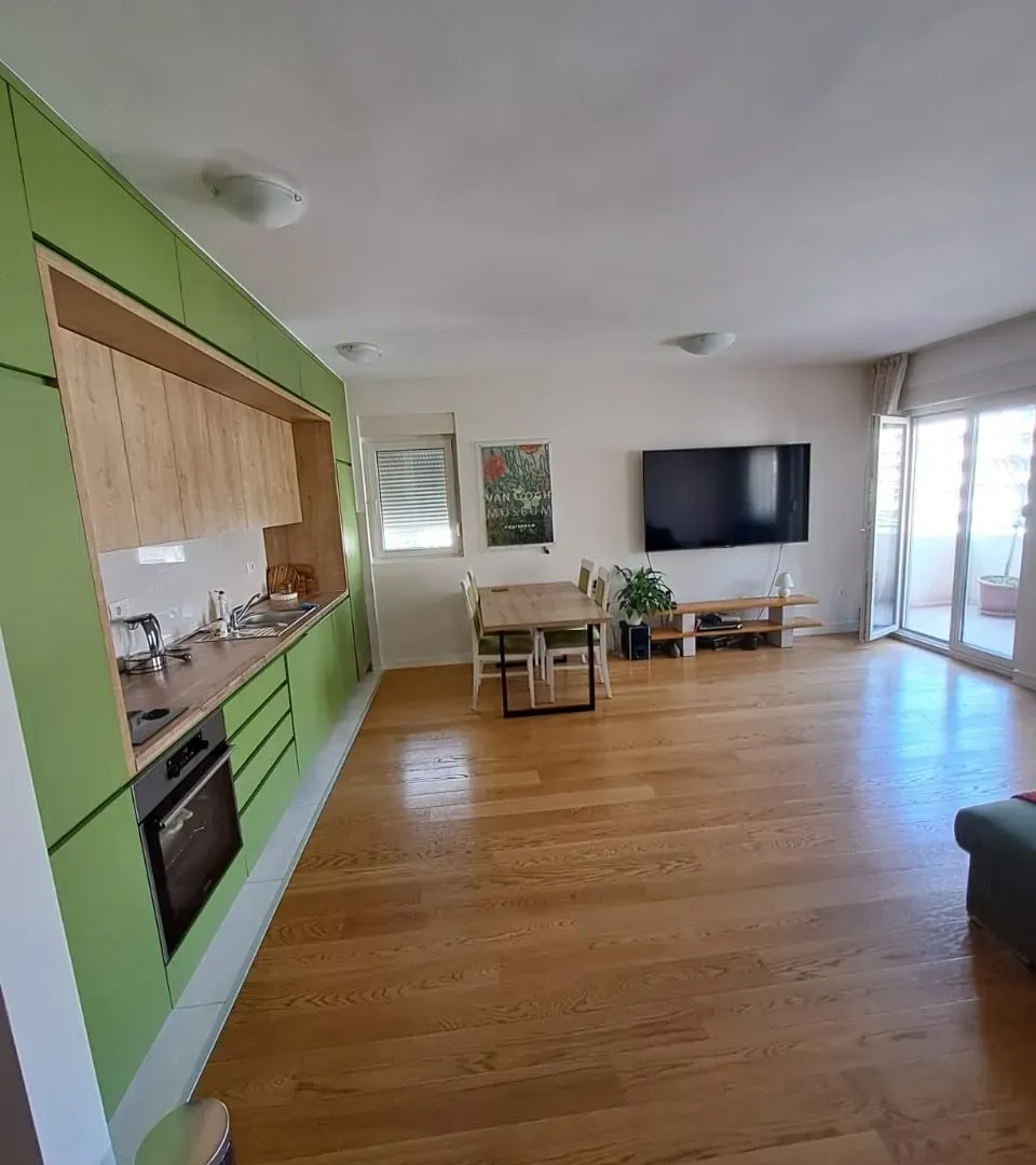 Izdavanje, trosoban stan, 105m², Central Point, Podgorica