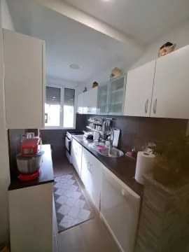Manja kuhinja sa bijelim elementima i tamnom radnom površinom. - image 10