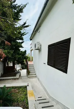 Pogled na spoljašnji dio kuće sa dvorištem, stepeništem i zelenilom. - image 5