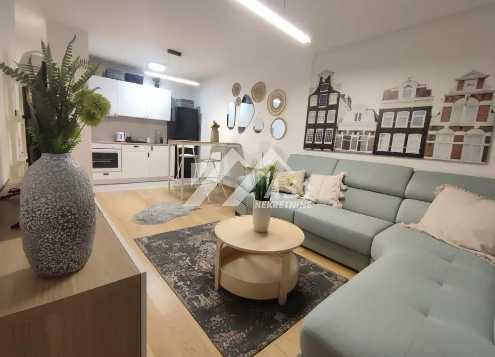 Izdavanje, dvosoban stan, 40m², Centar, Novi Sad