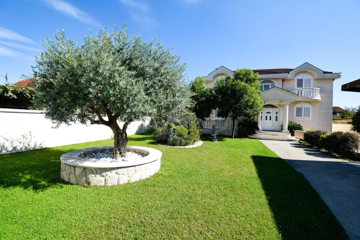 Rent, house, 300m², Zabjelo, Podgorica