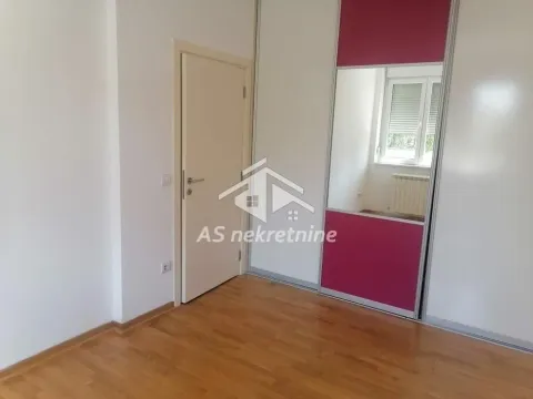 Spavaća soba sa velikim ugradnim garderoberom sa ogledalom i drvenim podom. - image 18