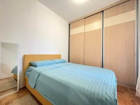 Spavaća soba sa bračnim krevetom i ugradnim ormarom. - image 6