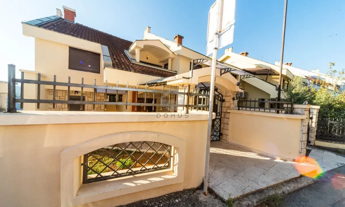 Izdavanje, poslovni prostor, 270m², Gorica C, Podgorica