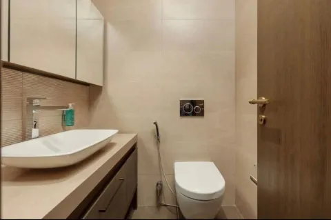 Moderno opremljeno kupatilo sa umivaonikom i ugradnom wc šoljom. - image 5