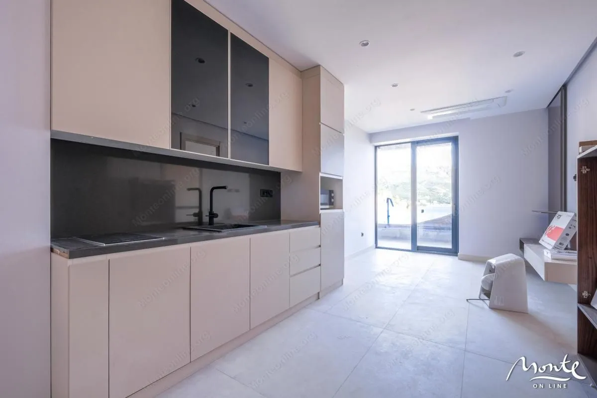 Sale, three bedroom apartment, 190m², Bečići, Budva