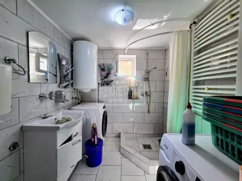 Kupatilo opremljeno tuš kabinom, umivaonikom i veš mašinom. - image 5
