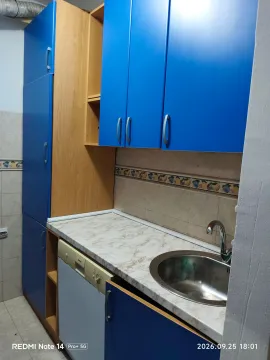 Manja kuhinja sa plavim elementima i sudoperom. - image 2