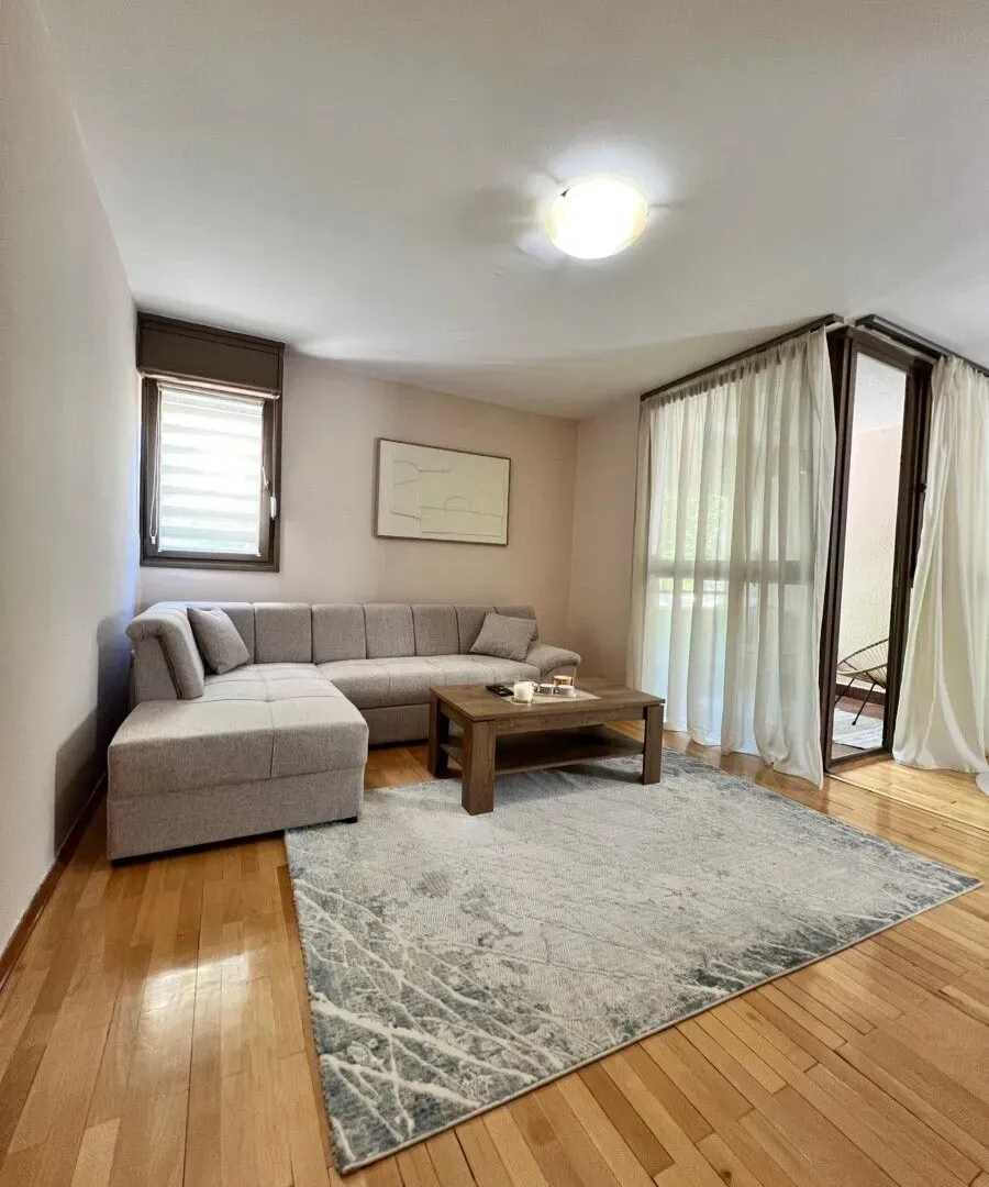 Izdavanje, dvosoban stan, 85m², Blok 5, Podgorica