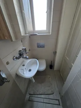 Manje kupatilo sa umivaonikom i toaletom. - image 18
