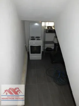 Manja kuhinja smeštena u potkrovlju ili ispod stepenica. - image 11