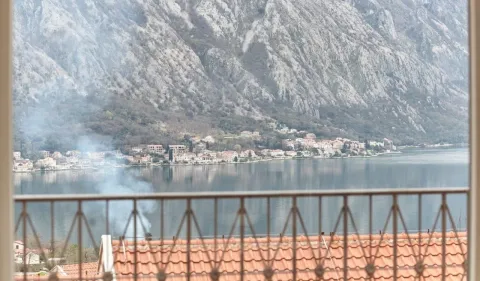 Pogled na zaliv i planine sa balkona. - image 4