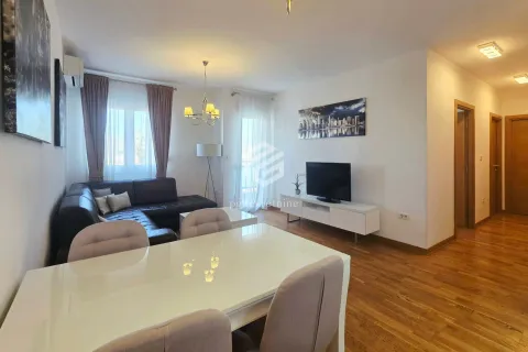 Dnevna soba sa trpezarijom, garniturom i televizorom. - image 20