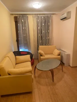 Dnevna soba sa žutom garniturom za sjedenje i staklenim klub stolom. - image 12
