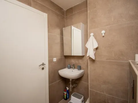 Rent, one bedroom apartment, 46m², Budva, Crna Gora - image 22