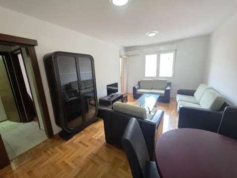 Prostrana dnevna soba sa garniturom za sedenje i trpezarijskim stolom. - image 7