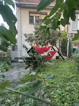 Pogled na dvorište i zadnju stranu kuće sa zelenilom. - image 2