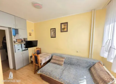 Dnevna soba sa garniturom za sedenje, trpezarijskim stolom i ugradnim ormarom. - image 5