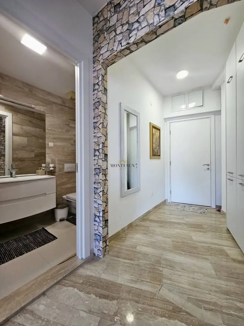 Rent, one bedroom apartment, 70m², Tre Canne, Budva